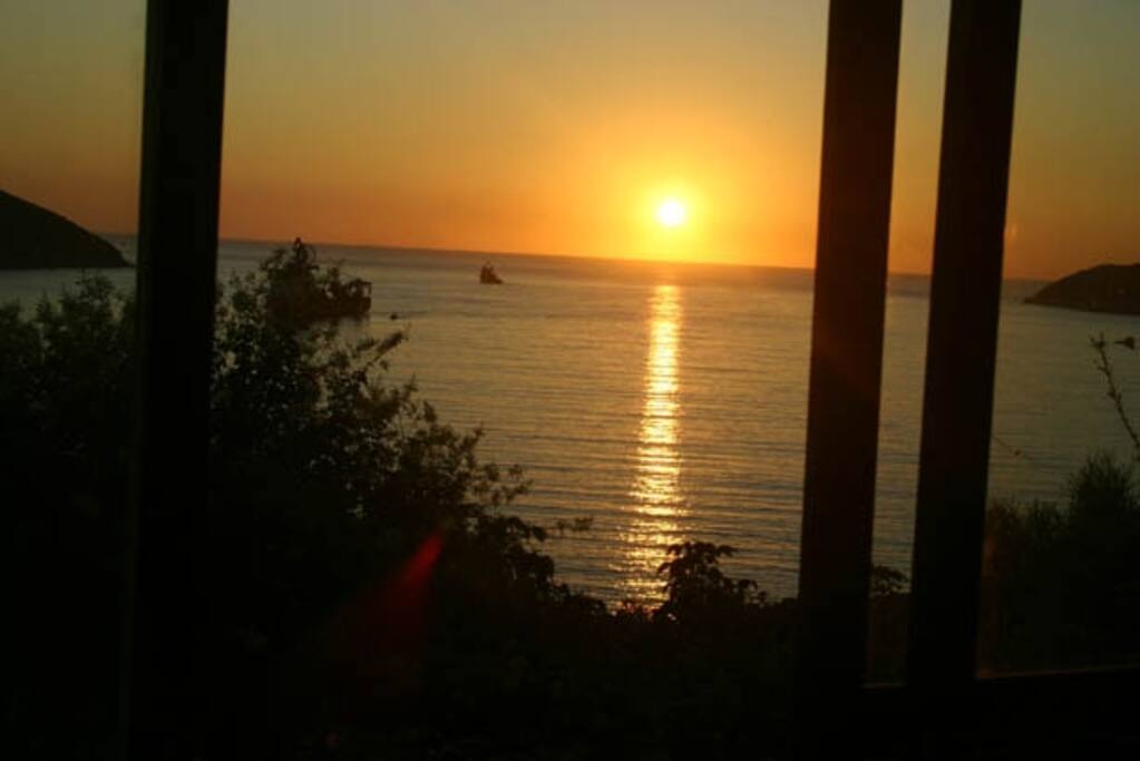 Da sala e quartos o sol nasce dentro do mar pelas vidraças