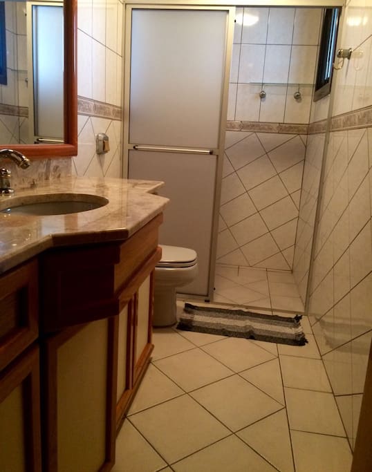 Banheiro compartilhado com quarto ao lado