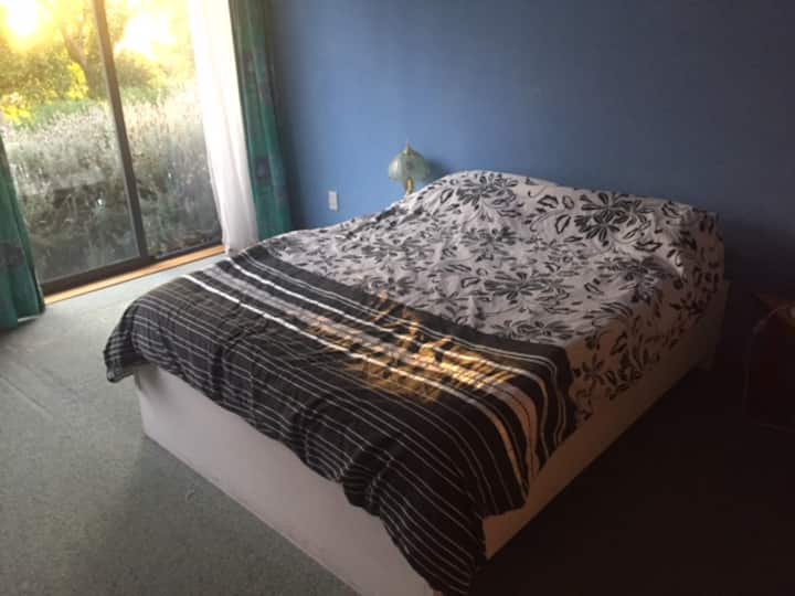 Chumba cha kulala cha wageni kilicho na 
kitanda cha watu wawili