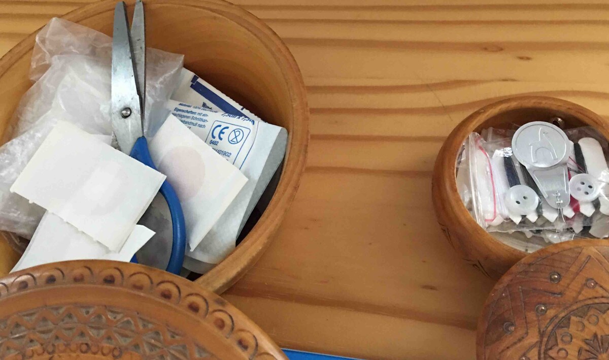 ערכת עזרה ראשונה וכלי תפירה