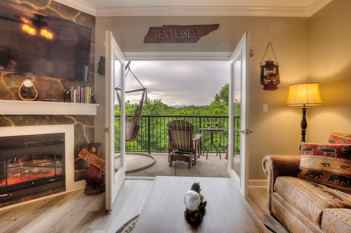 Shirley's Mountain Blessing W/ Hot Tub, Pool,&more - The Cascades, Pigeon Forge