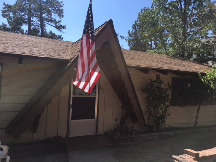 Quaint, clean cabin with room for the whole family only minutes to lake.