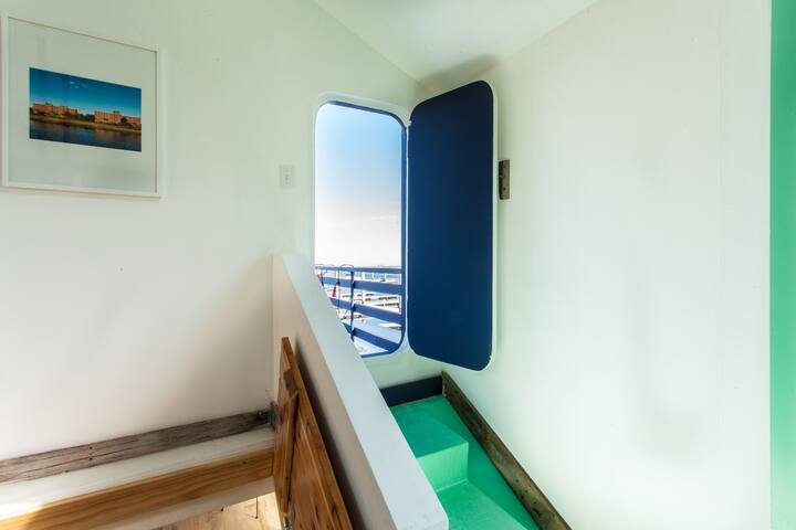 Ziggy Stardust Surf House – A Beautiful Houseboat gallery image 4