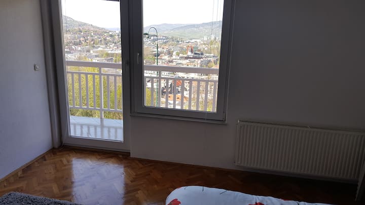 Поглед од големата спална соба