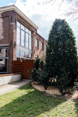 Luxury Coach House -3 rooms- Romantic City Garden gallery image 5