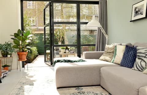Successful Airbnb property: Recently modernized house + sunny private garden in Scheldebuurt