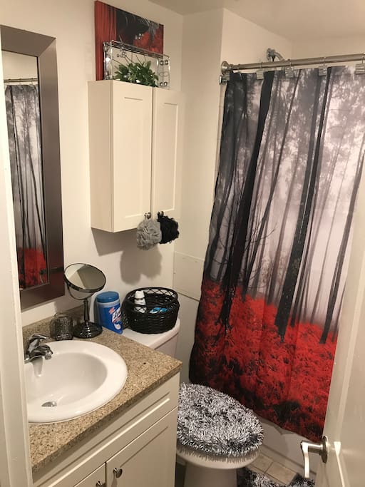 Bathroom is new, clean and beautifully set up. Fresh, clean towels and linen provided, as well as Bath soap.