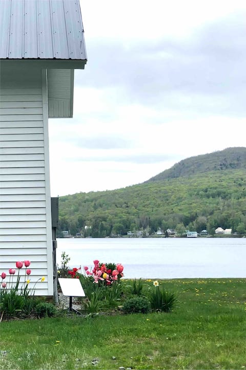 Relaxing Cottage Retreat on Shadow Lake Glover VT