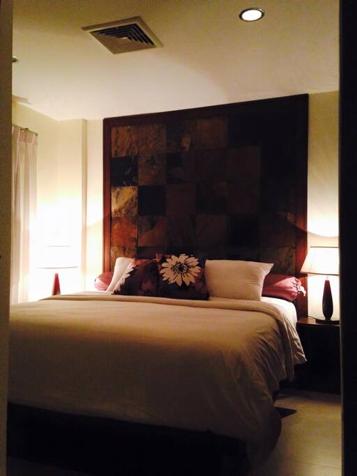 Kingsize bed in seperate bedroom