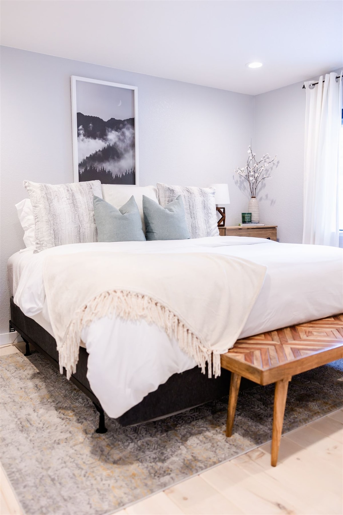 Spavaća soba u prizemlju s udobnim bračnim krevetom i hotelskom posteljinom. 