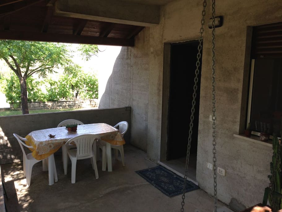 comoda veranda dove poter pranzare, cenare e rilassarsi.