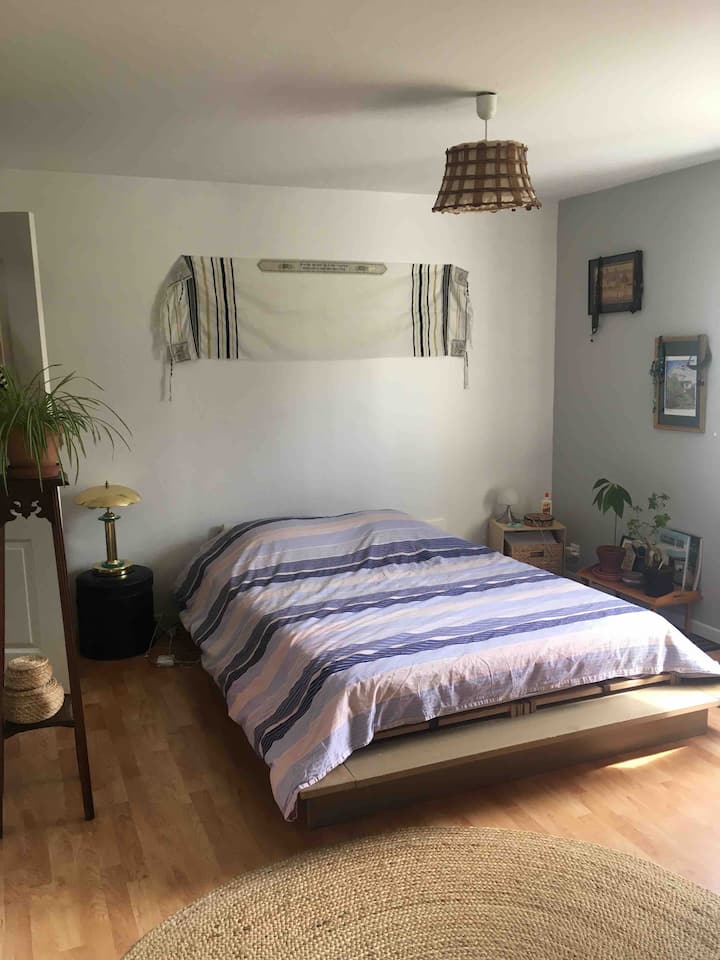 Výhľad na spálňu na poschodí s japonskou posteľou. 