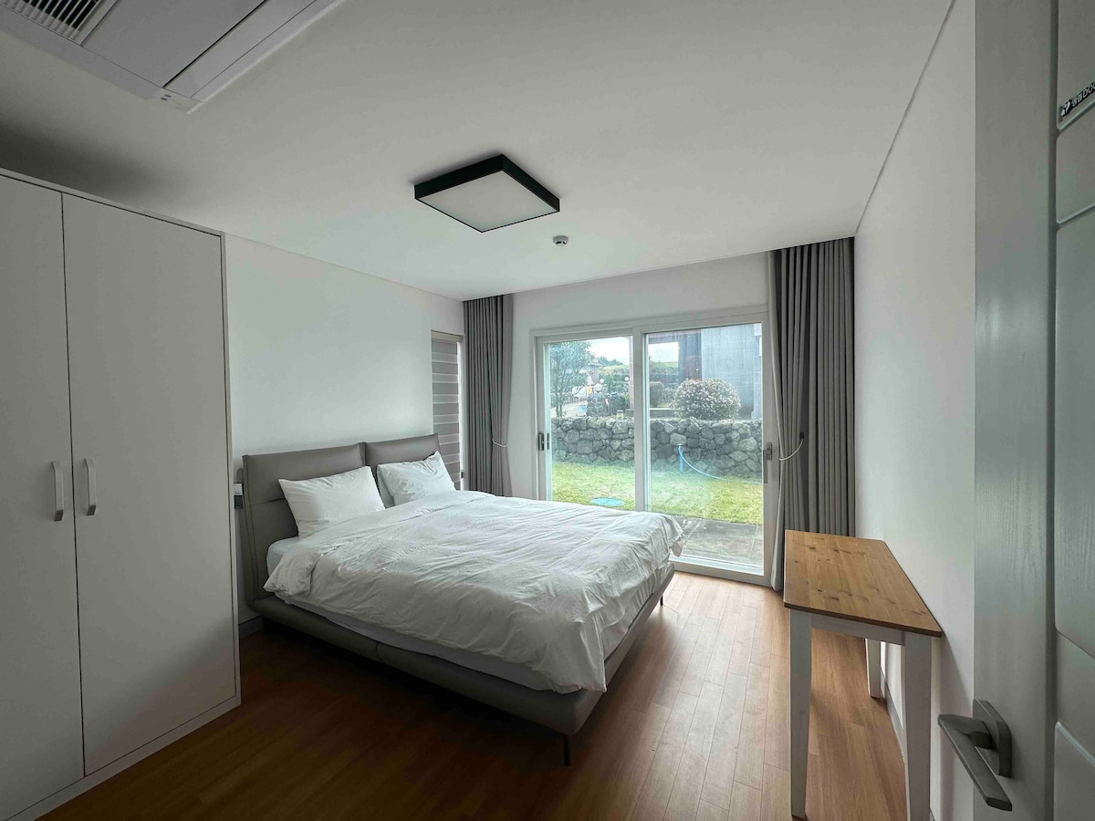 غرفة بإطلالة على جدار جيجو الحجري