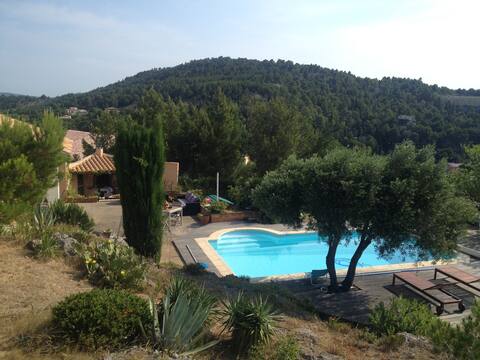 Villa in garrigue, pool and near the sea...