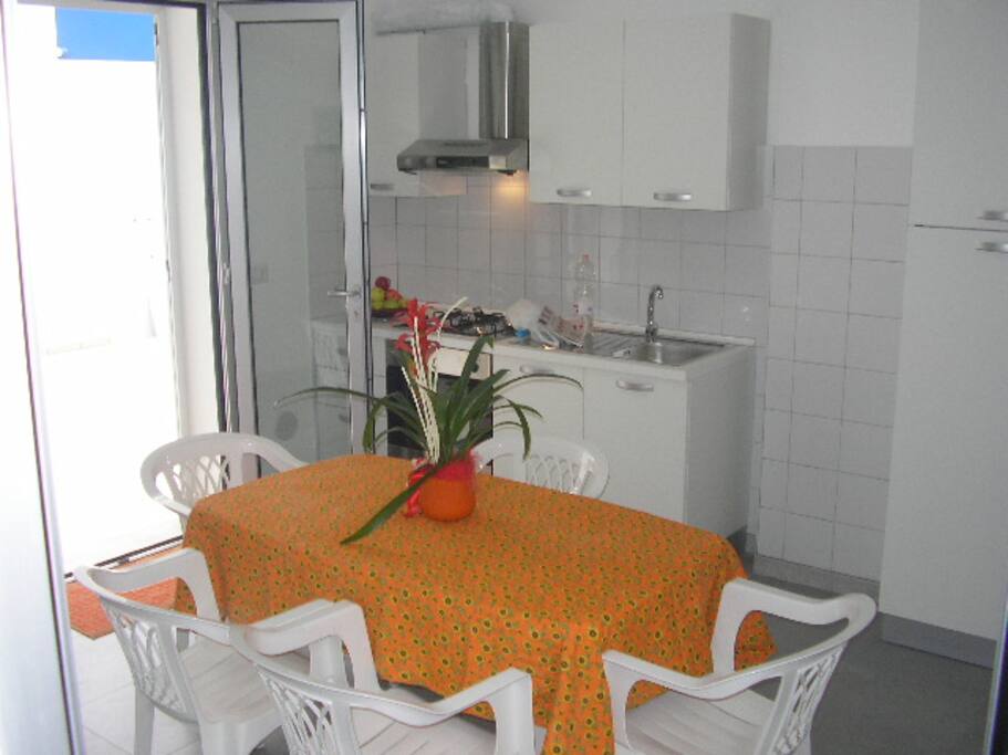 soggiorno-cucina ingresso giardino