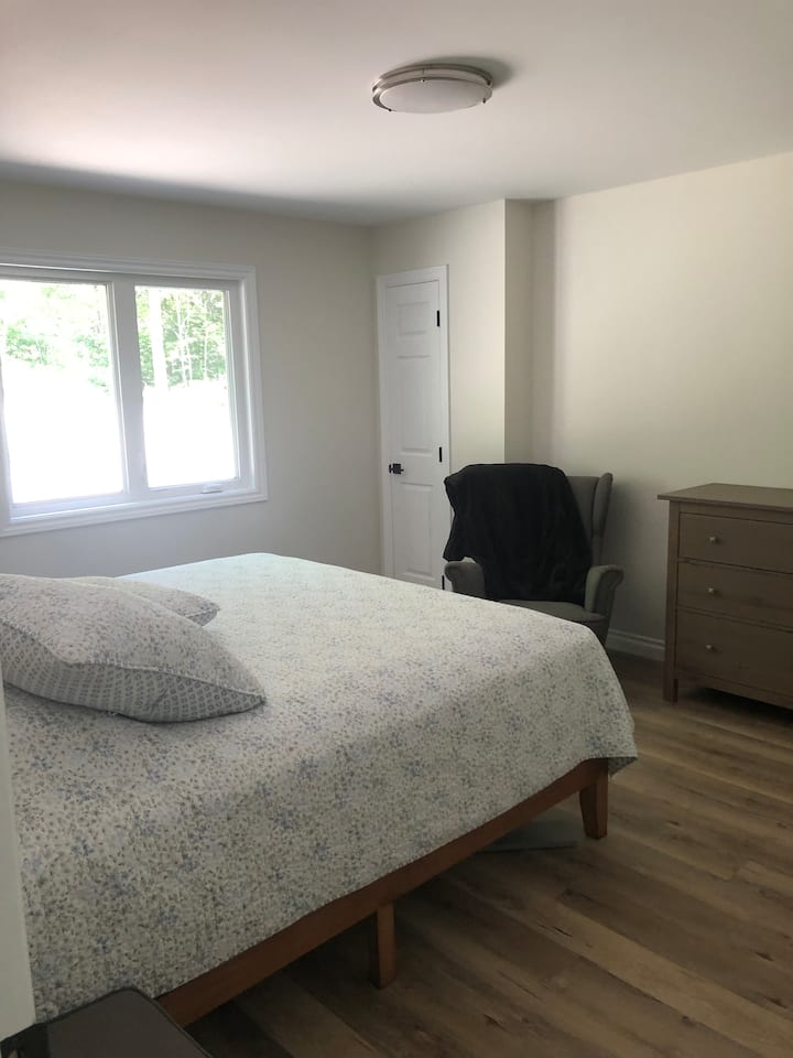 غرفة نوم بسرير كبير وحمام داخلي