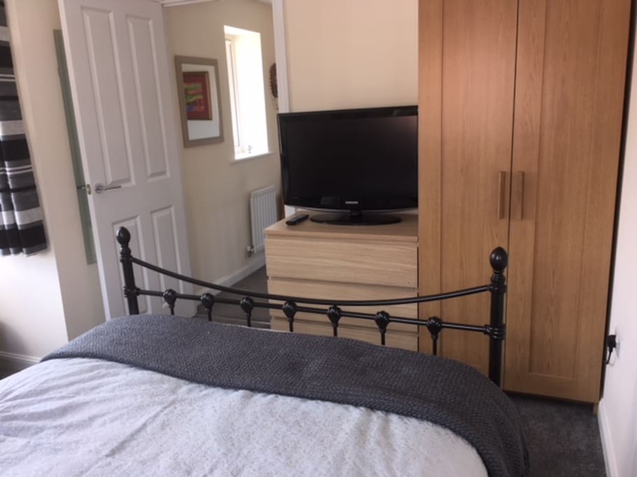 32" TV with Virgin Media