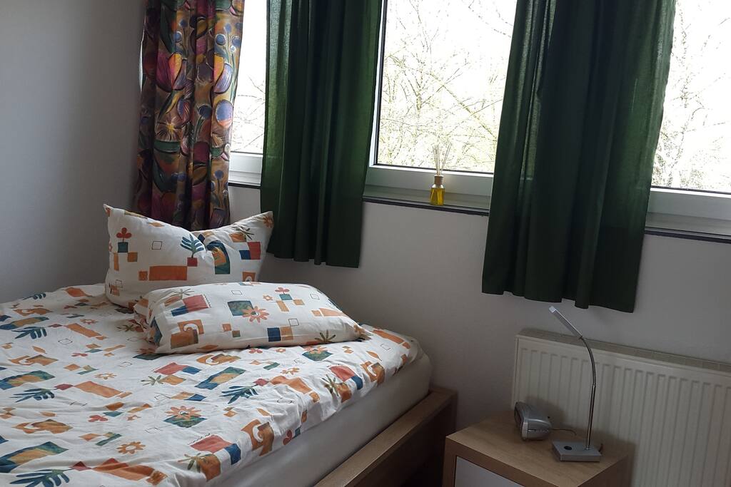 Bett mit Nachtschrank