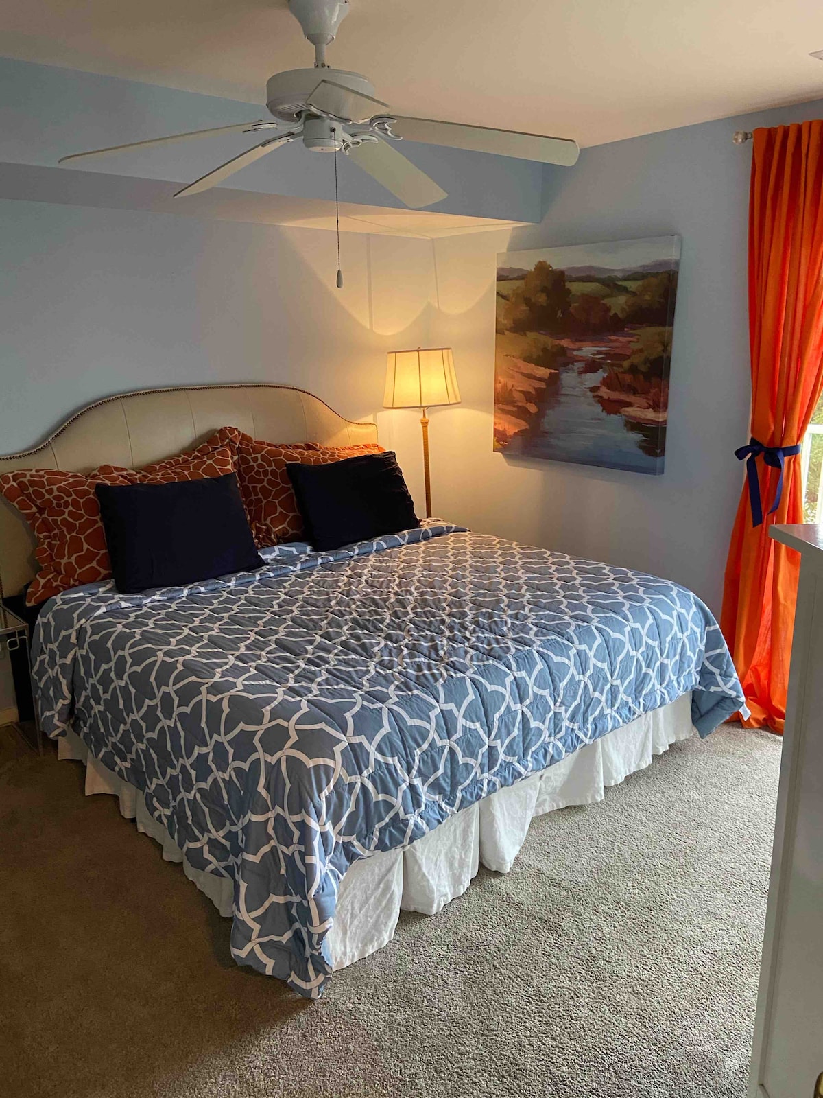 ห้องนอนคิงไซส์ชั้น 3 เฉลียง ตู้ลิ้นชัก ห้องแต่งตัว และห้องน้ำในตัวพร้อมอ่างอาบน้ำ