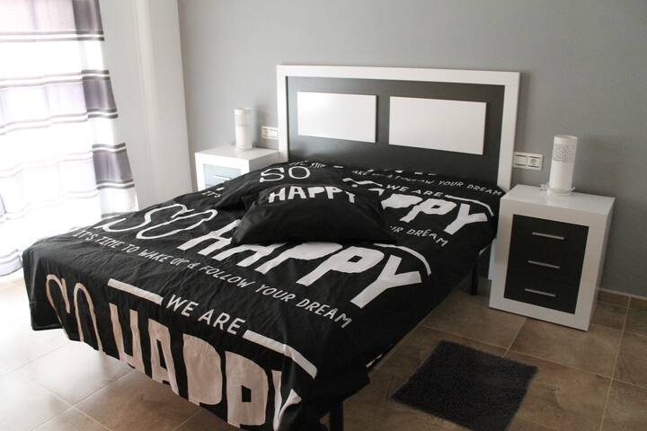 Მთავარი ფლიგელი აბაზანით+ ცალკე საშხაპე + ტერასა