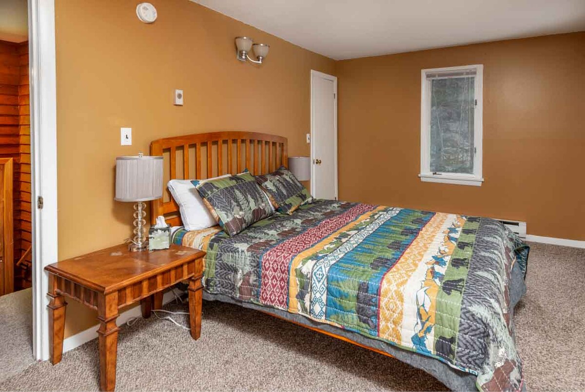 غرفة نوم رئيسية بسرير واحد بحجم كبير. واسعة جدًا ، خزانتان ، رفوف ، ومساحة لفراش هوائي.