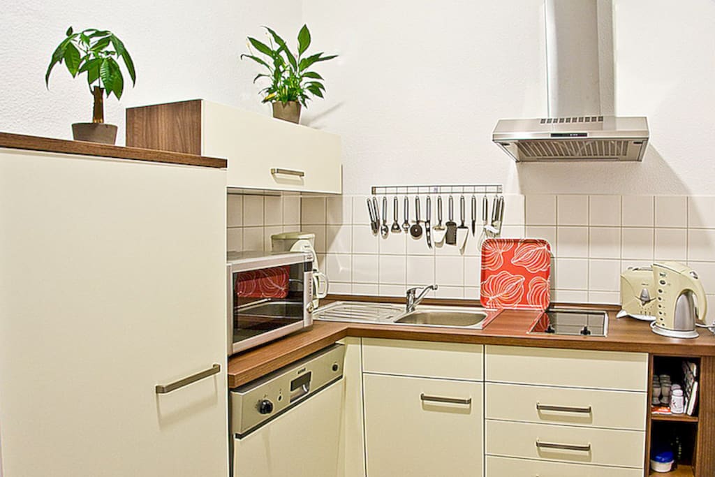 Küche mit Fenster, komplett ausgestattet