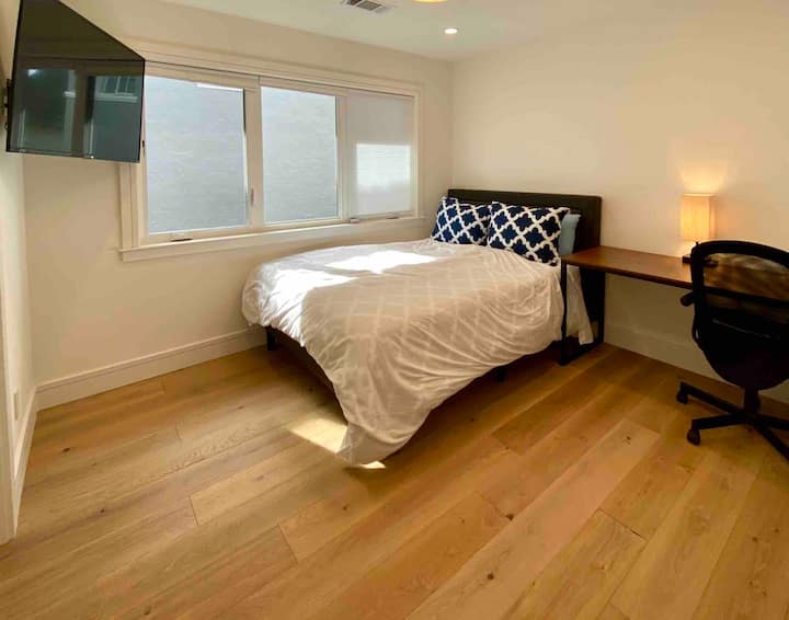 Chumba cha kulala 4: Kitanda aina ya Queen, dawati, TV janja ya inchi 50 iliyounganishwa, taa ya dawati na maduka ya kuchaji na bandari za USB