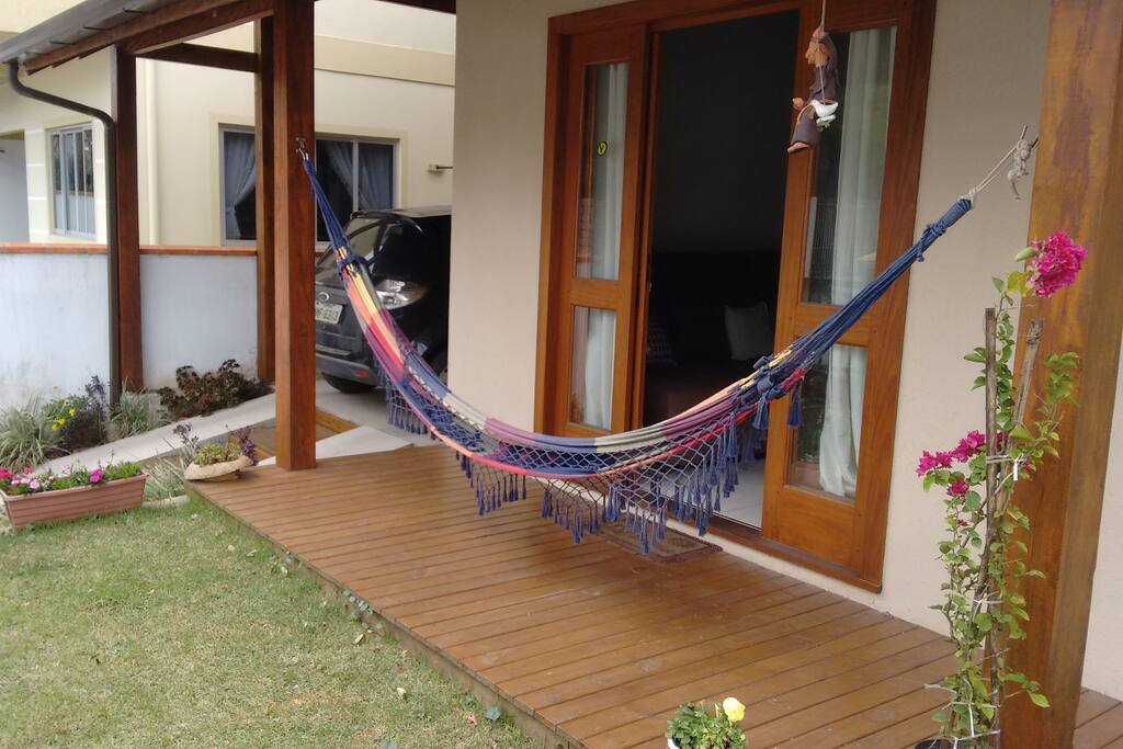 Frente da casa, rede para descansar