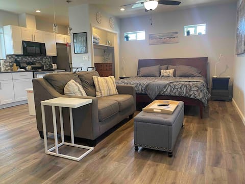 Perfectly Priced Private Studio w/KING BED