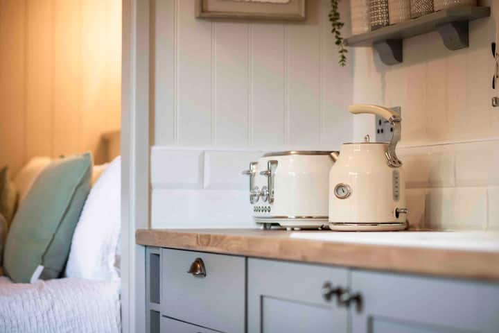 Pondside Shepherd’s hut photo 5