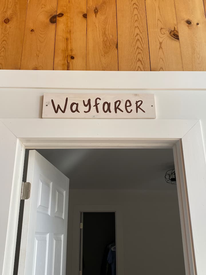 Chumba cha Wayfarer kina bafu lake lililounganishwa. Inapokuwa nyumba kamili, wageni hushiriki bafu hili la 2.