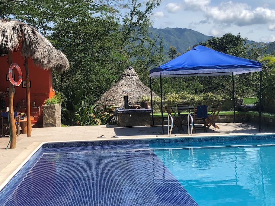 Piscina , cabaña y áreas de esparcimiento