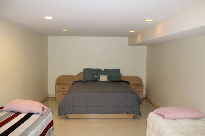 ห้องนอน 1 มีเตียงคิงไซส์เท่านั้น เตียงเสริม 2 เตียงไม่มีให้บริการแล้ว