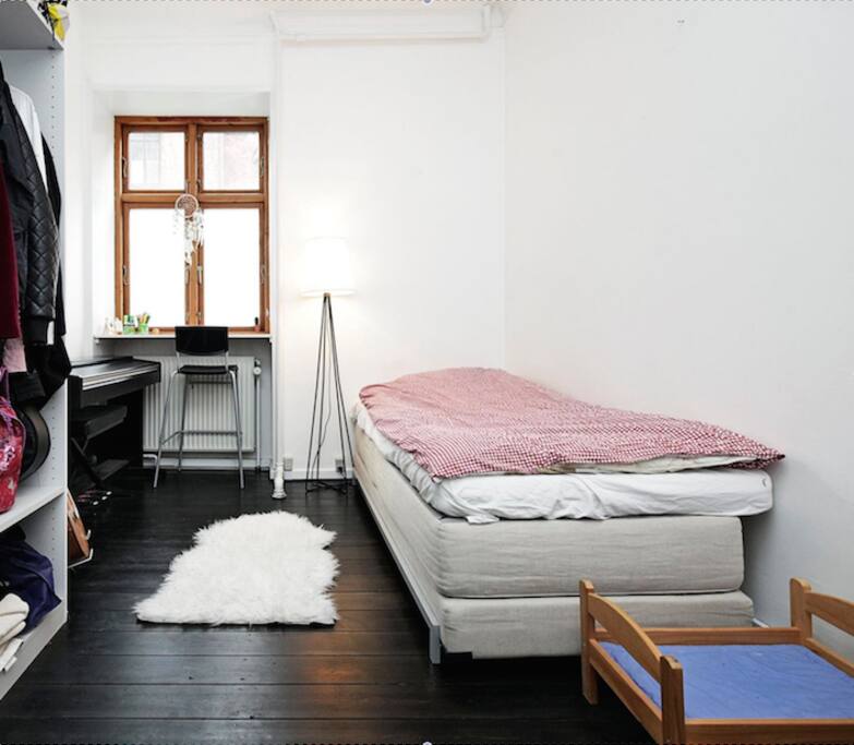 The 1st bedroom. Plenty of store for luggage.