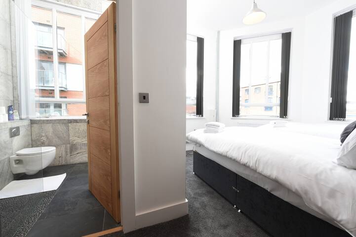 Stunning High Spec Slps 14(38 A3) Mcr City Centre gallery image 4