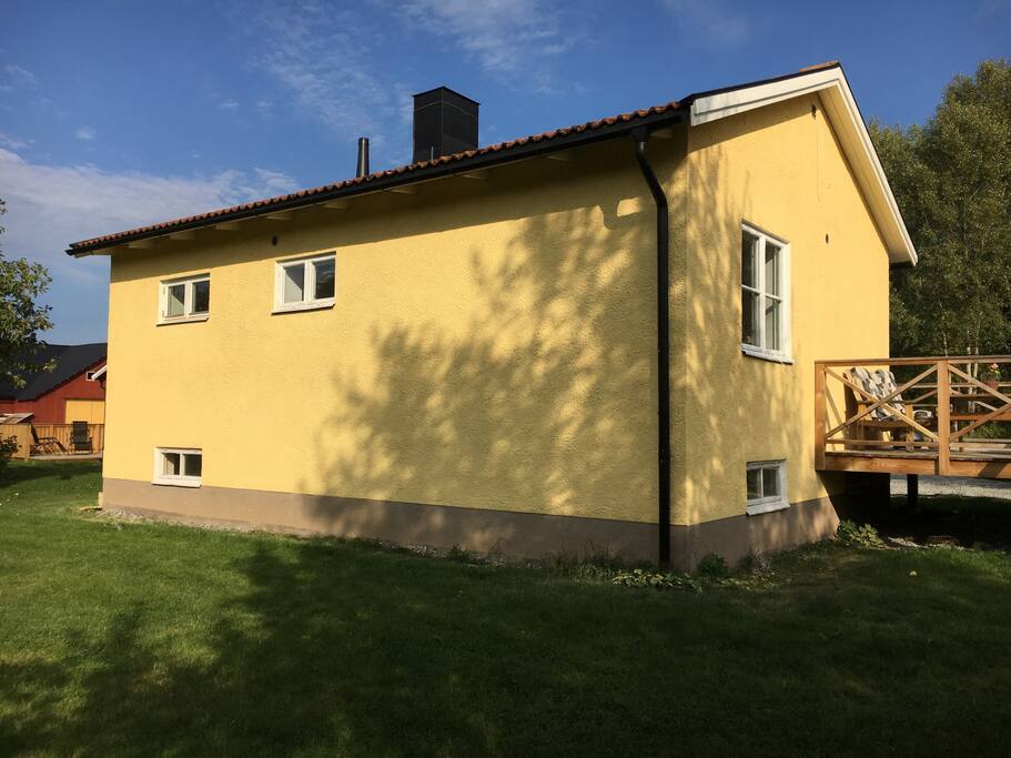 Baksidan av huset.