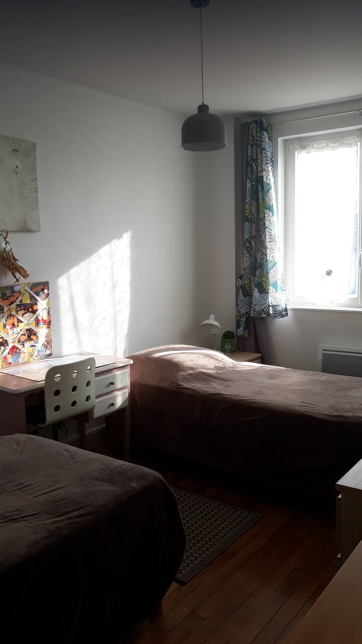 Soveværelse: 2 senge90. Mulighed for sengetøj 3 €/sæt. Ekstra polare åbning. Bord,stol, skrivebordslampe, 2 ting om natten, opbevaringsmøbler, skammel. Vitrifieret gulv. Ventiler. Sommer:ventilator,mørklægningsgardiner. Vinter: elektrisk radiator,gardiner