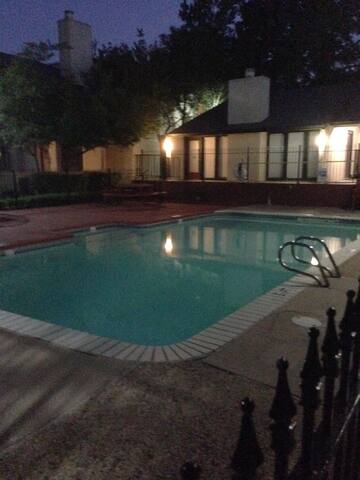 Texas Sized Condo in Mid-Town Dallas gallery image 2