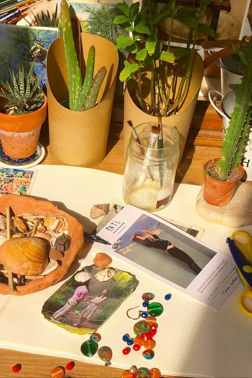 Show full-screen, host-provided image