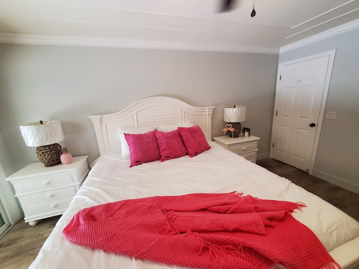 Master bedroom #1 with King bed.
Pink Flamingo Room with private bathroom. 