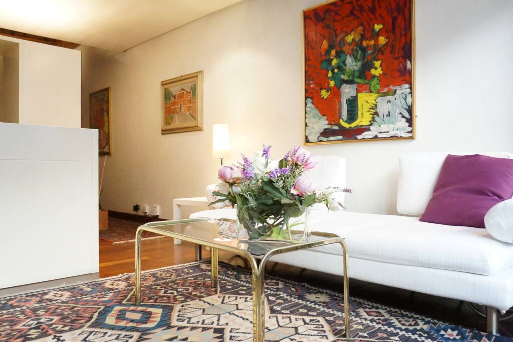 Livingroom with balconette,sofa bed and fireplace / Soggiorno con balconcino, divano letto e camino