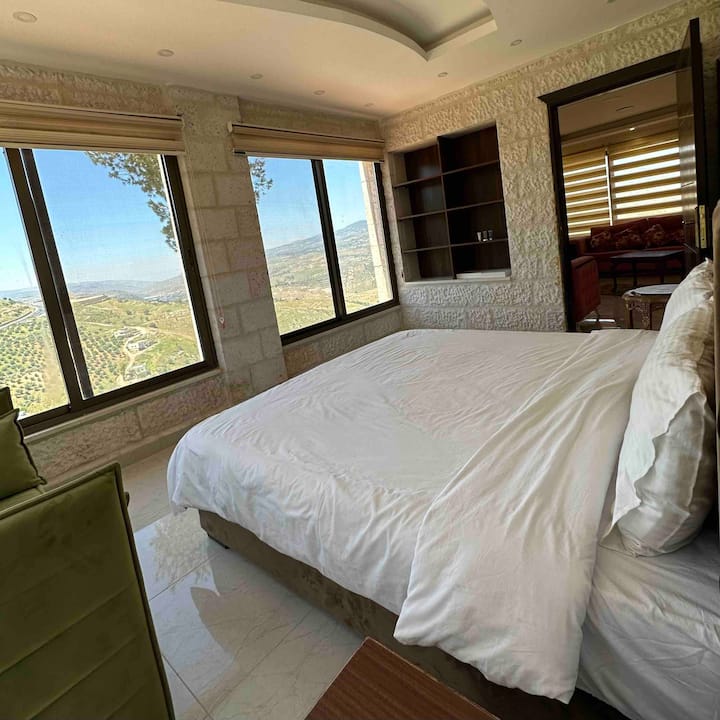 ห้องนอนที่น่าตื่นตาตื่นใจนี้มีวิวภูเขาแบบพาโนรามา ⛰️ 