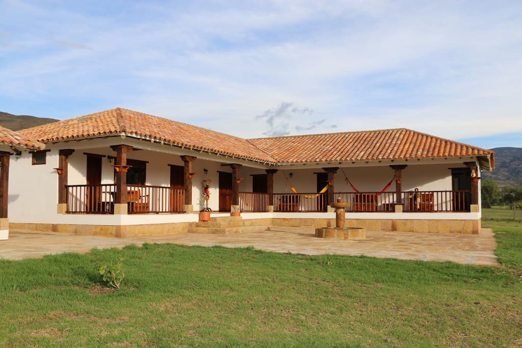 Casa ubicada a 4 Km de Villa de Leyva via a Tunja cuenta con Cocina totalmente dotada, Comedor Sala con Chimenea, tres Habitaciones muy amplias y baño privado, amplias zonas verdes, TV Satelital (Direct TV) en las 3 habitaciones.