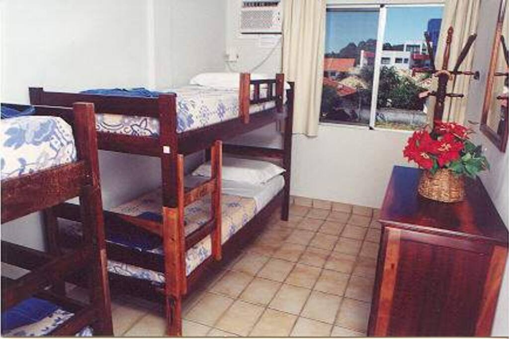 Quarto com 4 beliches com ar condicionado