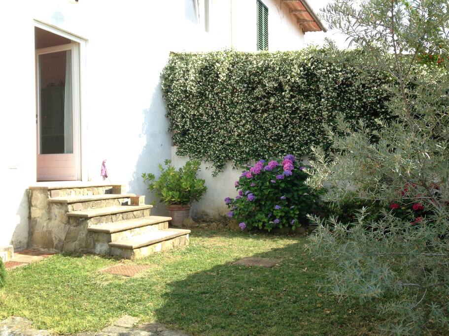 The kitchen's entrance from the garden.