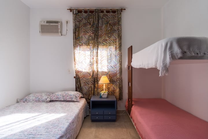 Drugi apartman 1 bračni krevet i dva odvojena kreveta. Klima-uređaj 