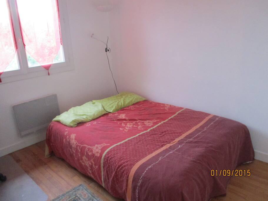 chambre avec literie placard bureau et chaise et rangement