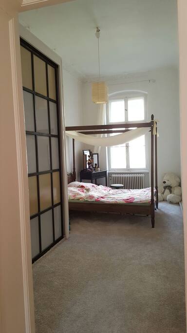 Schlafzimmer mit Einbaukleiderschrank (Bedroom with big closet)
