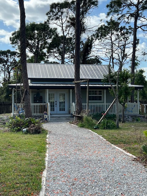 Adorable Cottage with Heated Pool -Jaccuzi - Sauna