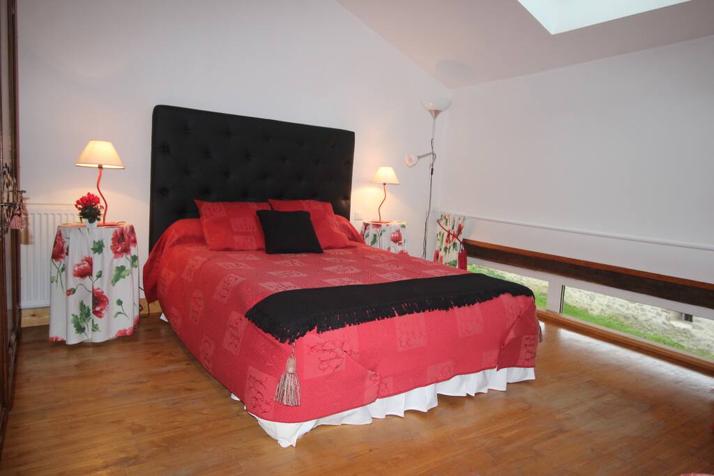 chambre rouge lit 140